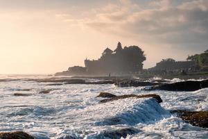 oude Tanah Lot-tempel op rotsachtige berg aan de kust foto