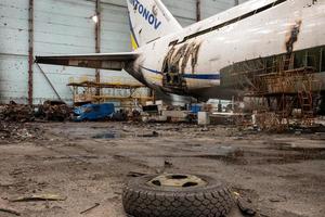 oorlog vernietigd op de luchthaven van oekraïne door russische troepen foto