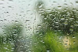 natuurlijke waterdruppels op glas foto