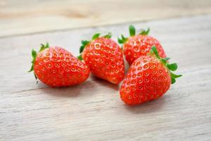 verse aardbeien op houten achtergrond foto