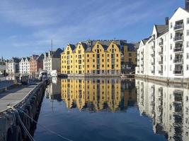 weerspiegelde gebouwen in het centrum van alesund, noorwegen foto