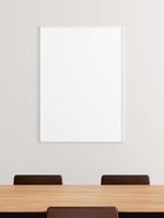 minimalistische verticale witte poster of fotolijstmodel aan de muur in de kantoorvergaderruimte. foto