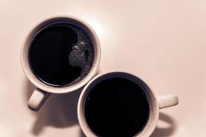 close-up van twee kopjes koffie op een zacht poederachtige achtergrond. foto
