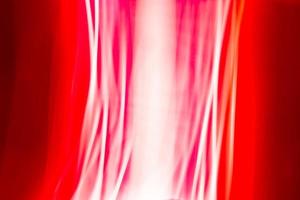 abstracte heldere rode karmozijnrode banner met verticale witgekalkte lijnen. achtergrond foto