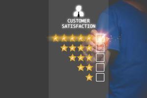klanten geven een beoordeling aan de online service-ervaring. tevredenheidsfeedback-enquêteconcept, de gebruiker kan de kwaliteit van de service evalueren, wat leidt tot de reputatie van het bedrijf. foto