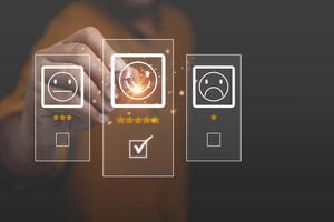 de zakenman gebruikt een pen om het virtuele scherm aan te raken op de happy smiley face icon top 5 star met kopieerruimte. tevredenheid met service hoog, klantenservice bedrijfsconcept, beoordeling erg onder de indruk. foto