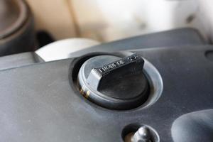 close-up motorolie dop in machinekamer foto