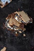 gesmolten rommelige s'mores-stapel met geroosterde marshmallows foto