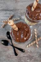 chocolade- en vanillepuddingparfait met gestript koekjesstro dessert bovenaanzicht foto