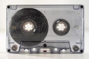 staande doorzichtige oude retro cassetteband met band omwonden aan de linkerkant foto