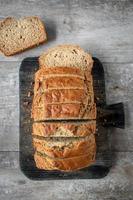 zelfgemaakte gestapelde sneetjes bananenbrood in rustieke setting foto