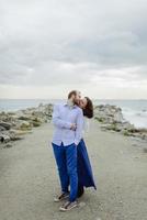 een liefdevol stel, man en vrouw die van de zomervakantie genieten op een tropisch paradijsstrand met helder zee-oceaanwater en landschap foto