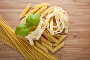 verschillende soorten pasta (spaghetti, fusilli, penne, linguine)