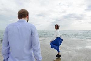 een liefdevol stel, man en vrouw die van de zomervakantie genieten op een tropisch paradijsstrand met helder zee-oceaanwater en landschap foto