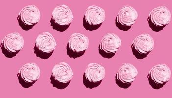 marshmallow in roze kleuren op roze achtergrond met kopieerruimte foto