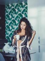 vrouw die ochtendkoffie drinkt foto