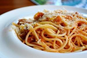 groot bord met pasta spaghetti bolognese foto
