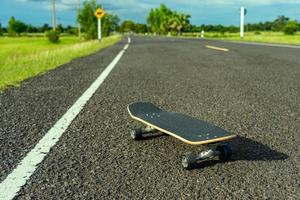 surf skate op de weg op het platteland. foto