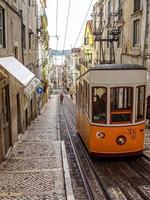 lisboa, portugal, 2006 - verticale opname van een gele tram foto