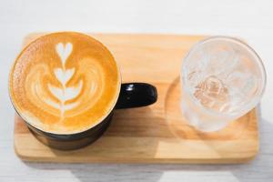 bovenaanzicht van verse cappuccino met prachtige latte art in de vorm van een hart. foto