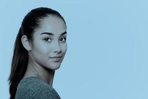 portret van jonge vrouw gezicht in blauwe kleur. foto