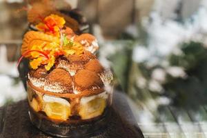 traditioneel banoffee-dessert met karamel, banaan en slagroomverkoop in café. foto