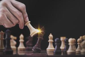 zakenmanspel met schaakspel in competitiesuccesspel, conceptstrategie en succesvol management of leiderschap foto