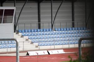 lege stoelen, leeg stadion foto