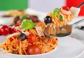 Italiaanse pasta met tomaat foto