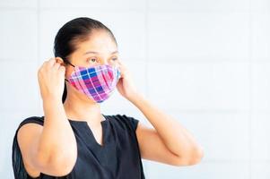 Aziatische vrouwen moeten een gezichtsmasker gebruiken om te beschermen tegen stofvervuiling en om infectie door virussen te voorkomen die zich in de lucht verspreiden foto