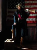 een westerse cowgirl bereidt zich voor om een geweer te gebruiken om zichzelf te verdedigen in een land waar mensen zichzelf moeten beschermen foto