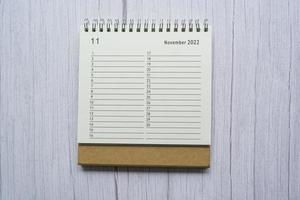 November planner en organisator 2022 kalender op houten bureau. recht boven. foto