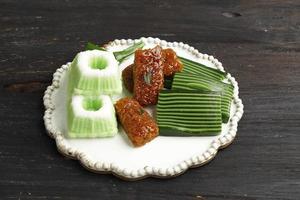 drie verschillende jajan pasar, Indonesische traditionele snack voor theetijd, kue putu ayu, wajik en kuih lapis beras. foto