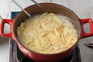 in het maken van Aziatische Japanse noodle foto