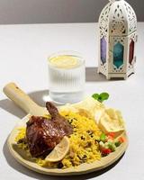 rijst kip biryani op crème schone achtergrond, pittige Indiase handi biryani. foto