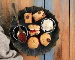 Engelse thee verse huisgemaakte scones met clotted cream en jam, foto