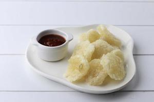 rujak cireng of cireng boemboe rujak. aci digoreng cireng is een traditionele straatvoedselsnack uit West-Java, gemaakt van tapiocameel, water en gehakte groene ui. geserveerd met pikante saus. foto