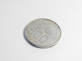 Indonesisch geld, 500 Indonesische rupiah close-up op een witte achtergrond foto