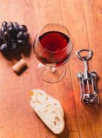 rode wijn tegen houten achtergrond foto