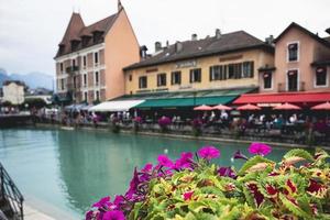 het uitzicht op het stadskanaal met middeleeuwse gebouwen in de oude stad van Annecy, restaurant in de buurt van de rivier in de oude stad, het gebouw ziet er geweldig uit in het midden van een grote stad. foto