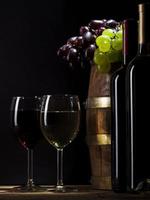 rode en witte wijn op houten achtergrond foto