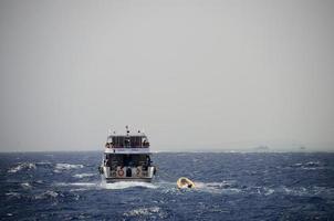 schip in zee met golven foto