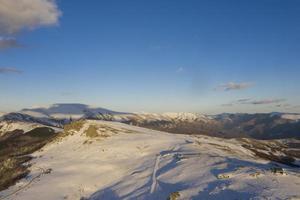 luchtfoto op de berg in de winter foto