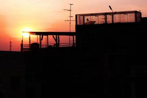 mooie kleurrijke zonsondergang met silhouet van stadsgebouwen. foto