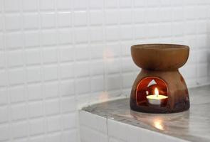 bruine keramische kaars aroma olielamp in het toilet foto