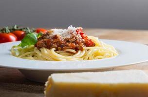 spaghetti met bolognesesaus, parmezaan en basilicum foto