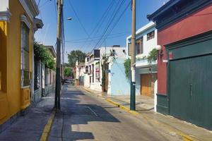 kleurrijke huizen in de wijk barranco in lima peru foto
