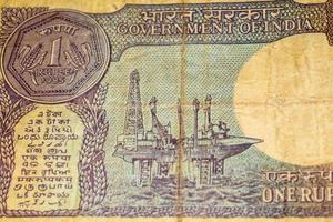 oude roepie-biljetten gecombineerd op tafel, India-geld op de draaiende tafel. oude Indiase bankbiljetten op een roterende tafel, Indiase valuta op tafel foto