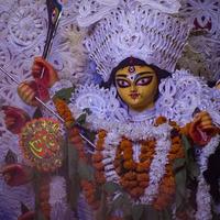 godin durga met traditionele look in close-up zicht op een zuid-kolkata durga puja, durga puja idool, een grootste hindoe navratri-festival in india foto