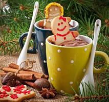 warme chocolademelk en kerst peperkoek foto